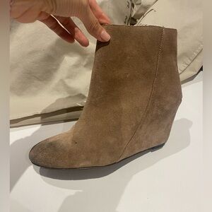 Vince Camuto Melisi suede hidden wedge ankle boots, taupe size 6